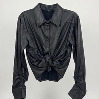 חולצה מכופתרת דמוי עור יוקרתית בצבע שחור עם שרוולים במראה מכווץ