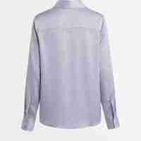 חולצת סאטן יוקרתית בגוון לבנדר עם עיטורי צווארון ומכנסיים מחויטים לבנים