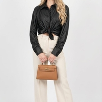 חולצה מכופתרת דמוי עור יוקרתית בצבע שחור עם שרוולים במראה מכווץ