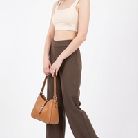 מכנסיים מחויטים בצבע חום שוקולד עמוק - גזרה ישרה וארוכה - מותן גבוהה עם קפל מרכזי אלגנטי