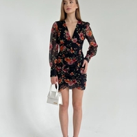 שמלת קוקטייל קצרה עם דפס פרחוני צבעוני וגזרת כיווצים מחמיאה - שרוולים ארוכים