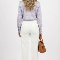 חולצת סאטן יוקרתית בגוון לבנדר עם עיטורי צווארון ומכנסיים מחויטים לבנים