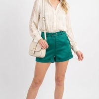 מכנסי שורט אלגנטיים מבד סאטן יוקרתי - ירוק אמרלד משגע