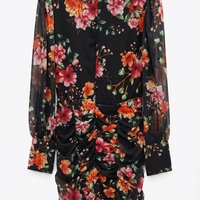 שמלת קוקטייל קצרה עם דפס פרחוני צבעוני וגזרת כיווצים מחמיאה - שרוולים ארוכים