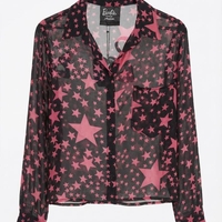 חולצה מכופתרת שקופה עם הדפס כוכבים ורודים – סטייל אלגנטי ומודרני