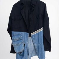 חולצת אוברסייז מעוצבת בשילוב בד שחור ודנים (ג'ינס) עם מכפלת א-סימטרית