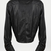 חולצה מכופתרת דמוי עור יוקרתית בצבע שחור עם שרוולים במראה מכווץ