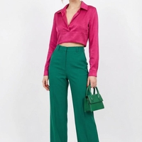 חולצת קרופ סאטן אלגנטית בוורוד פוקסיה – סטייל יוקרתי ונועז