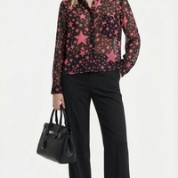 חולצה מכופתרת שקופה עם הדפס כוכבים ורודים – סטייל אלגנטי ומודרני