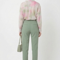 סט אלגנטי ומרענן – חולצת שיפון פרחונית ומכנסיים מחויטים בירוק מרווה