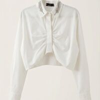 חולצת כפתורים קרופ לבנה עם צווארון מעוטר קריסטלים ועיצוב קשירה קדמי