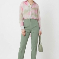 סט אלגנטי ומרענן – חולצת שיפון פרחונית ומכנסיים מחויטים בירוק מרווה