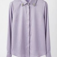 חולצת סאטן יוקרתית בגוון לבנדר עם עיטורי צווארון ומכנסיים מחויטים לבנים