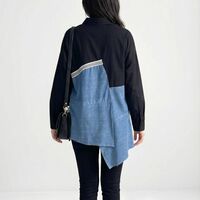 חולצת אוברסייז מעוצבת בשילוב בד שחור ודנים (ג'ינס) עם מכפלת א-סימטרית