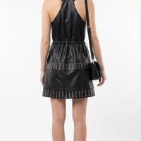 שמלת דמוי עור שחורה עם עיטורי ניטים כסופים - גזרת מיני ללא שרוולים - מחשוף וי עם שרוך הידוק במותן