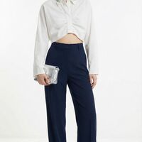 חולצת כפתורים קרופ לבנה עם צווארון מעוטר קריסטלים ועיצוב קשירה קדמי