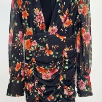 שמלת קוקטייל קצרה עם דפס פרחוני צבעוני וגזרת כיווצים מחמיאה - שרוולים ארוכים