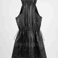 שמלת דמוי עור שחורה עם עיטורי ניטים כסופים - גזרת מיני ללא שרוולים - מחשוף וי עם שרוך הידוק במותן