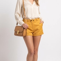 מכנסי שורט מחויטים בצבע חרדל נועז - הגזרה שכל ארון צריכה