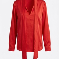 חולצת סאטן אדומה עם עניבת צוואר ומכנסיים שחורים מחויטים – מראה עוצמתי ואלגנטי