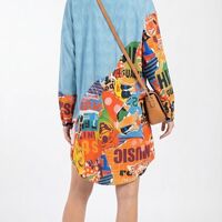 סט שמלת טוניקה מעוטרת בהדפסי פופ ארט צבעוניים למראה נועז ומודרני.