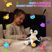 פינגוין מנגן עם תאורה לתקרה