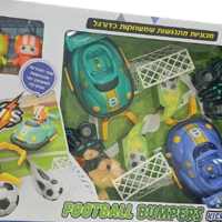 מכונית מתנגשות עם שלט רחוק של כדורגל