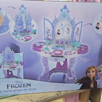 שידת יופי פרוזן אורות וצלילים נפתחת במגע