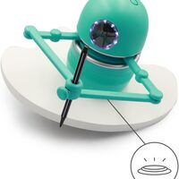 קווינסי הרובוט היצירתי דובר אנגלית