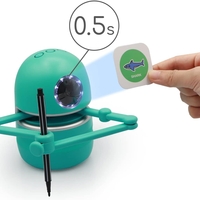 קווינסי הרובוט היצירתי דובר אנגלית