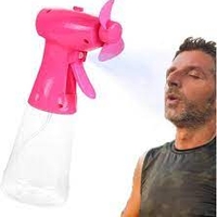 مروحة يدوية مزودة برذاذ الماء