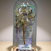 עץ אבנים במגוון צבעים על בסיס עץ מעוצב