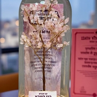 עץ אבנים במגוון צבעים על בסיס עץ מעוצב