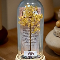 עץ אבנים במגוון צבעים על בסיס עץ מעוצב