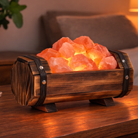 מנורת מלח בכלי עץ חבית