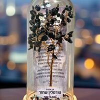 עץ אבנים במגוון צבעים על בסיס עץ מעוצב