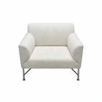 כורסה בצבע לבן מבד בוקלה