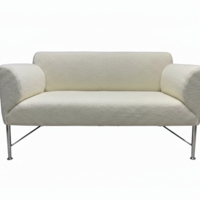 ספה דו מושבית בצבע לבן מבד בוקלה