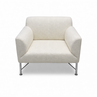 כורסה בצבע לבן מבד בוקלה