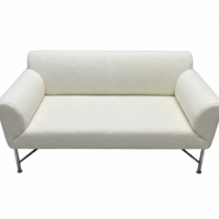 ספה דו מושבית בצבע לבן מבד בוקלה