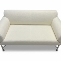 ספה דו מושבית בצבע לבן מבד בוקלה