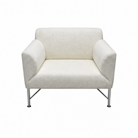 כורסה בצבע לבן מבד בוקלה