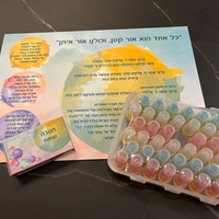 מארז חגיגי לחנוכה- פלייסמנט, כוסיות שמן צבעוניות וגפרורים