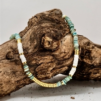 שרשרת אדווה- מחרוזי פולימר לבן, המטייט זהב וחרוזי צדף