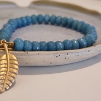 צמיד יסמין- מאבני ג'ייד ותליון עלה מיציקה בציפוי זהב