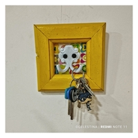 מתלה במסגרת עץ - אמנות אקולוגית