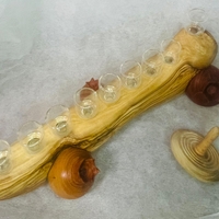 חנוכיה מעץ זית מקושטת ברימונים בעבודת יד