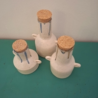 שלישית בקבוקים עם פקקי שעם בעבודת יד