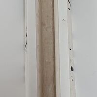 מזוזה מגבס בשיטת ההתזות בשחור לבן משולבת באות 