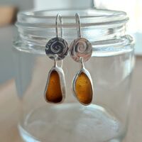 עגילי כסף עם זכוכיות ים חומות וספירלת כסף